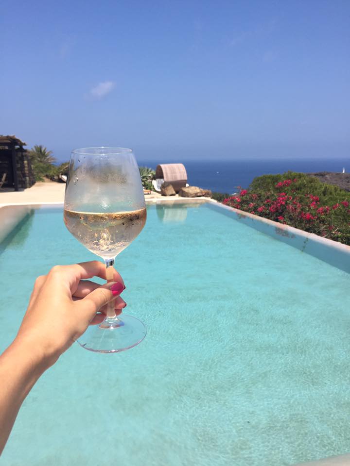 De Ce Beau Femeile Un Pahar de Vin alb la piscina