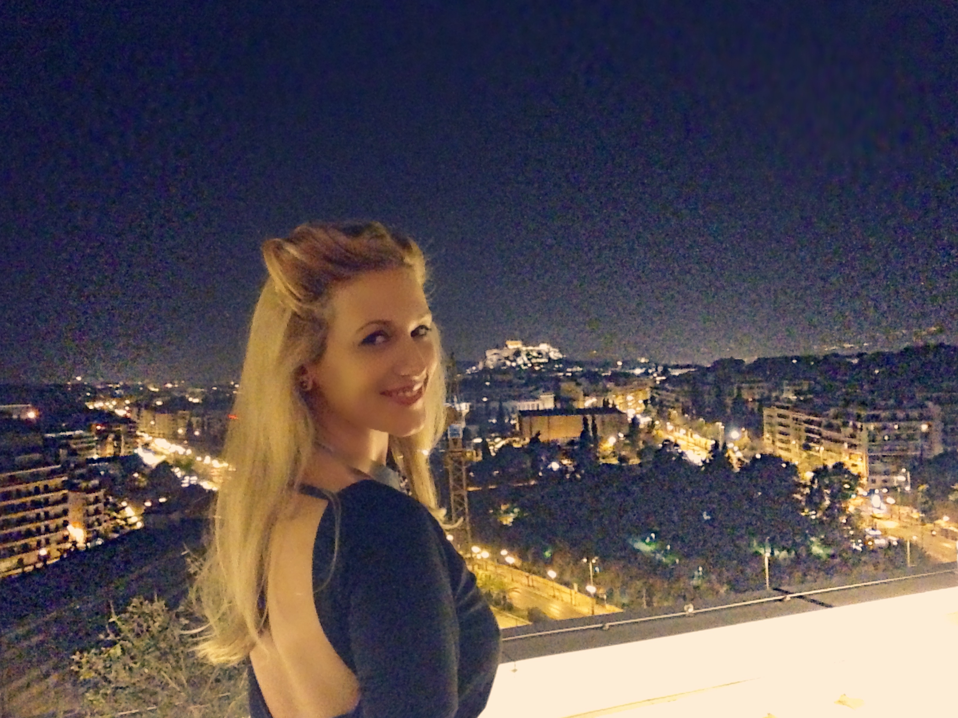 Gabriela Simion Vacanta in Atena Noaptea