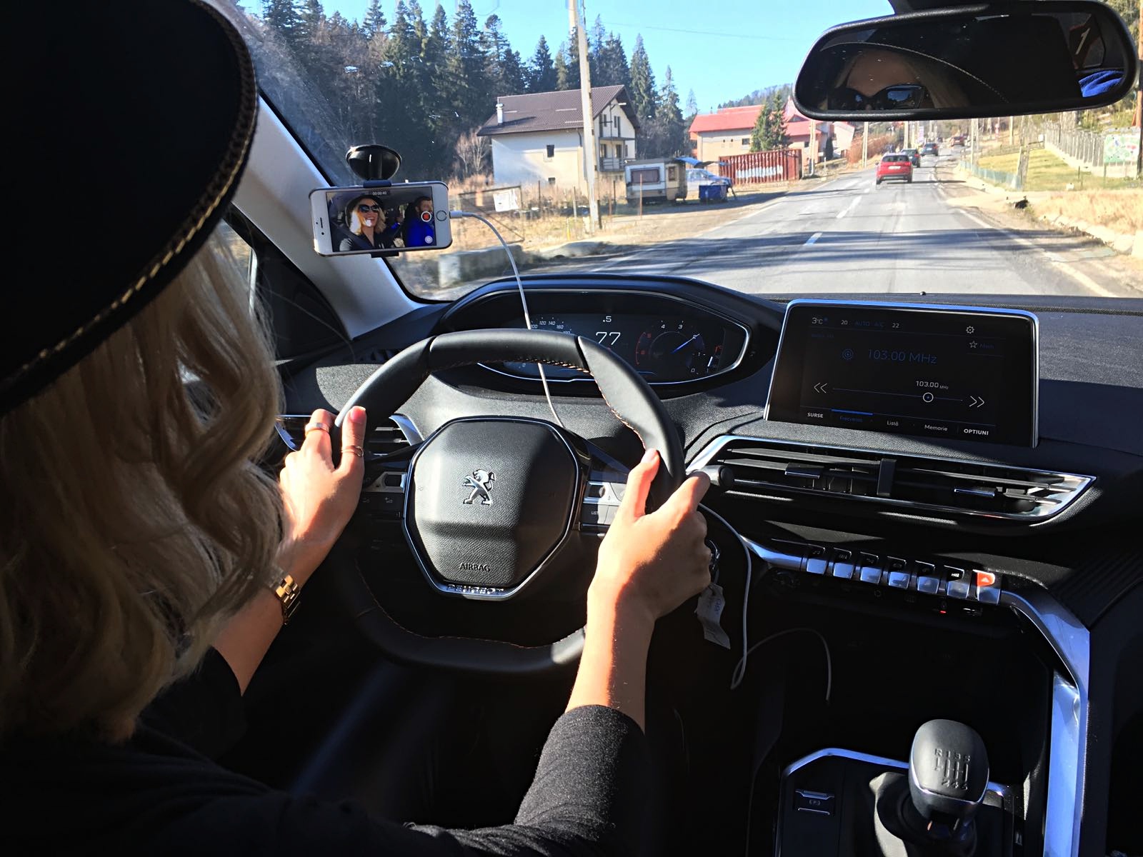 Gabriela Simion Conduce primul SUV Peugeot 3008 