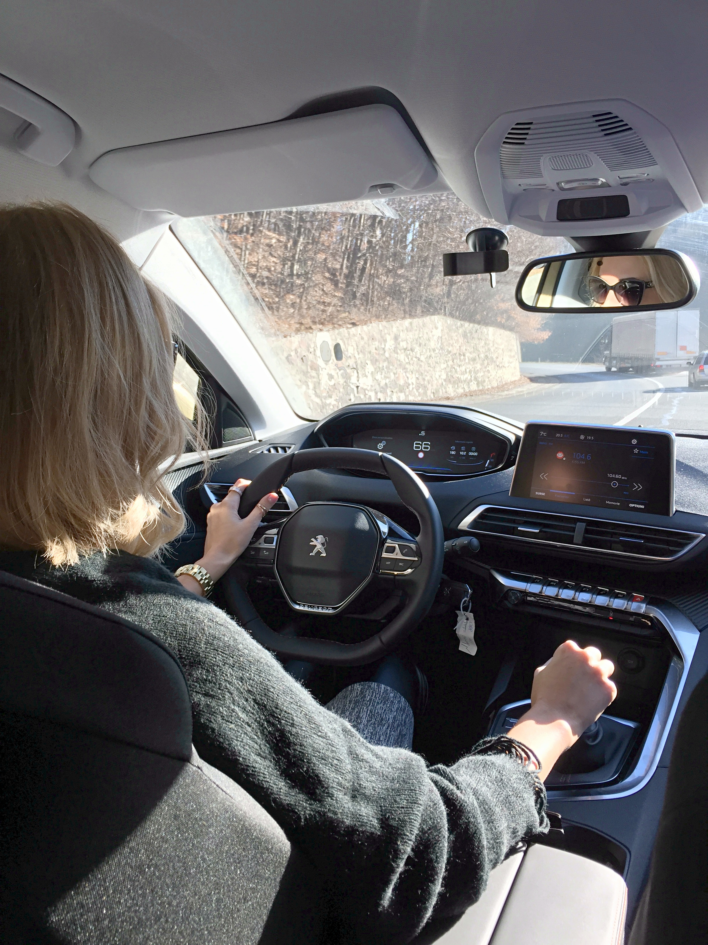 Gabriela Simion Conduce un SUV PEUGEOT 3008