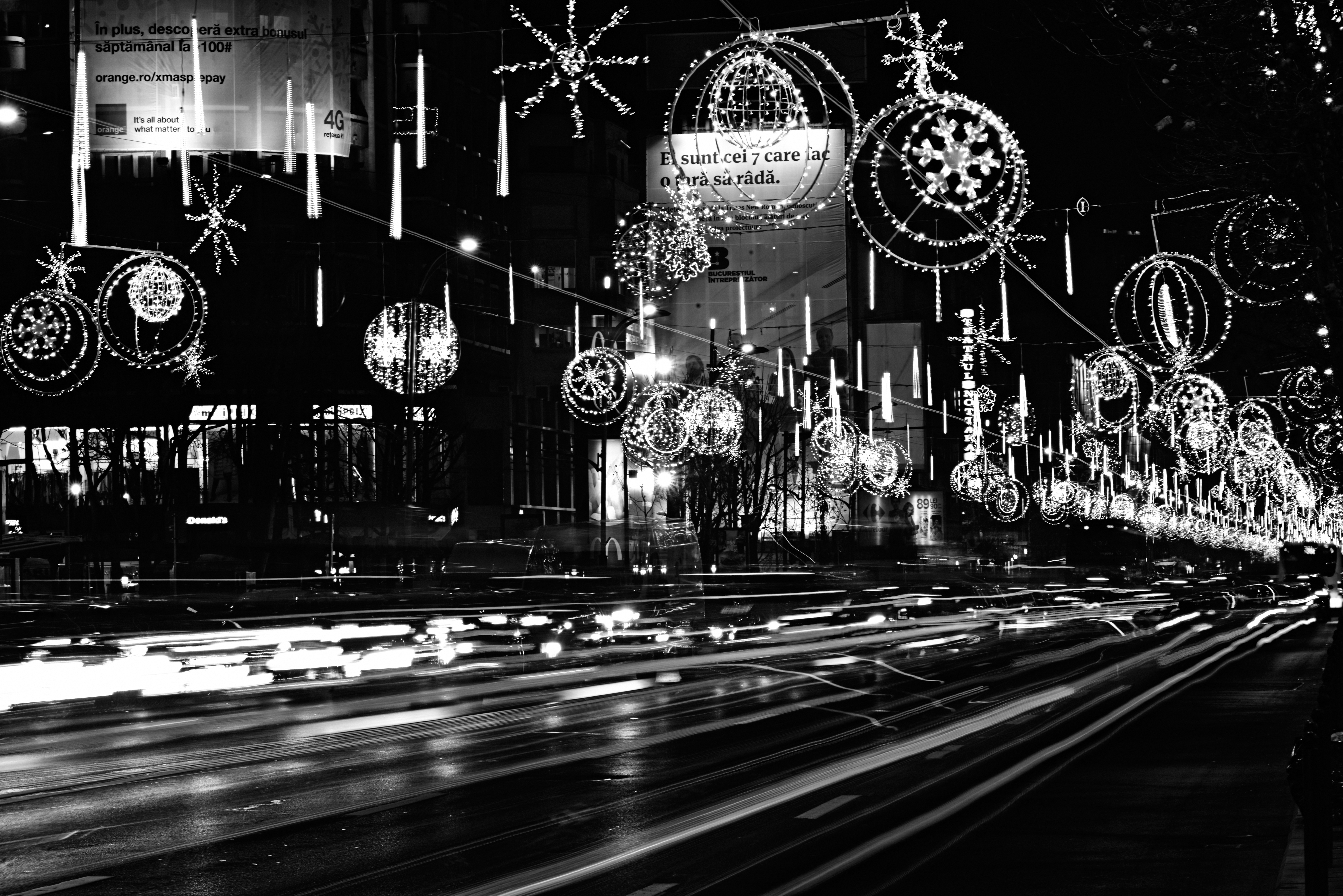 Poze cu Luminitele de Craciun din Bucuresti in Alb si Negru