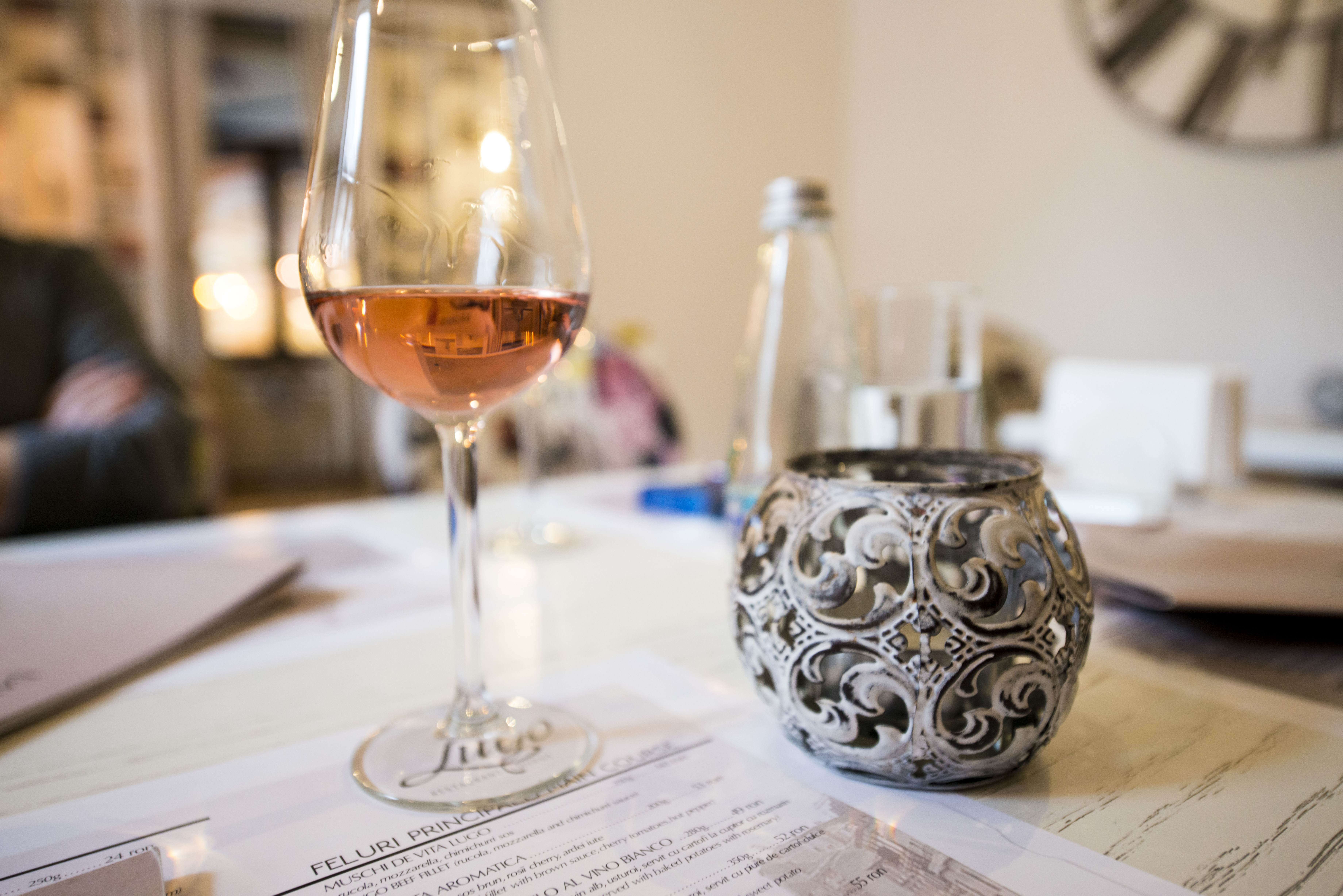 pahar-de-vin-lugo-restaurant-lounge-gabriela-simion