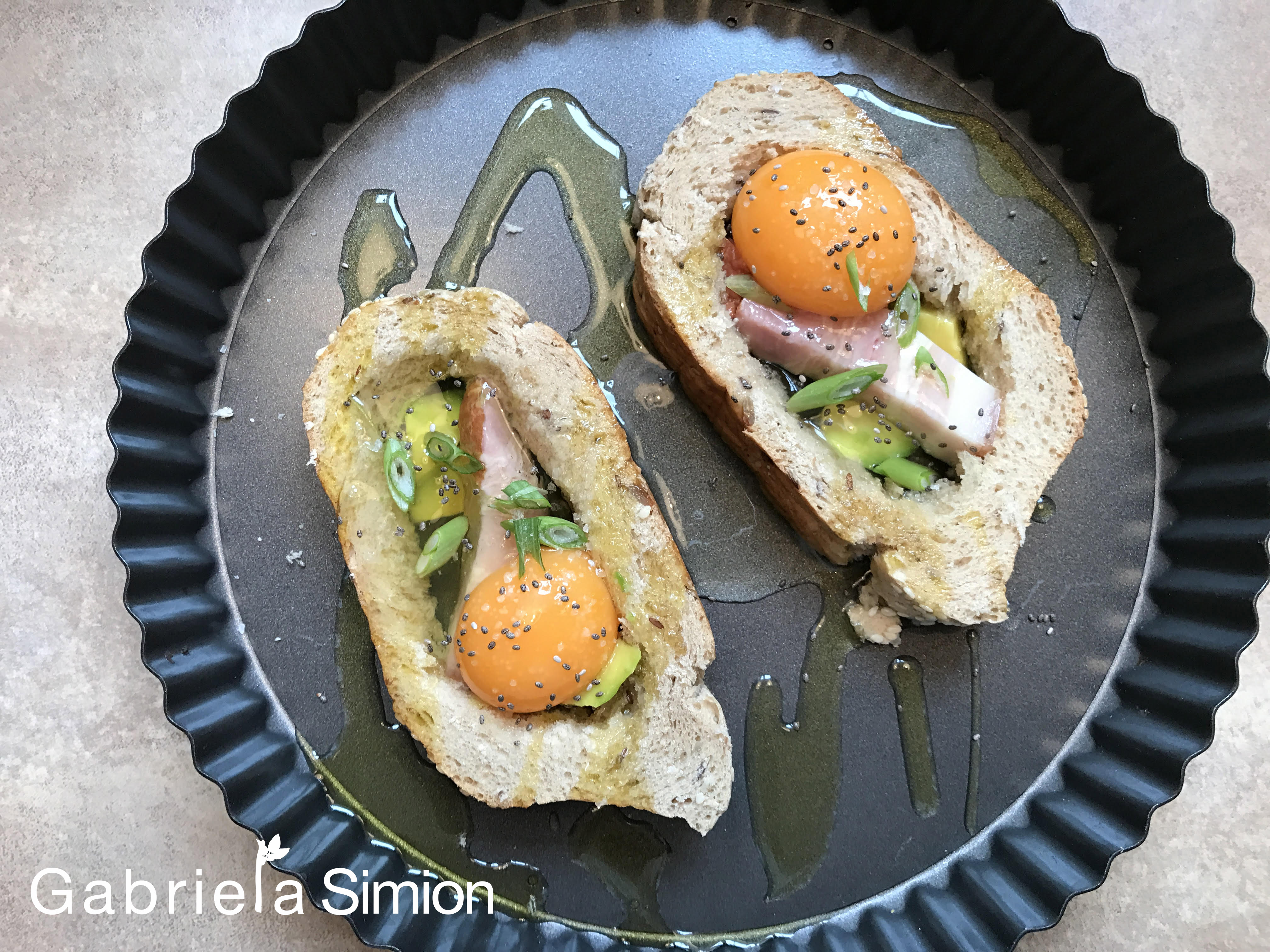 Reteta mic dejun sanatos oua in paine cu bacon si avocado Gabriela Simion