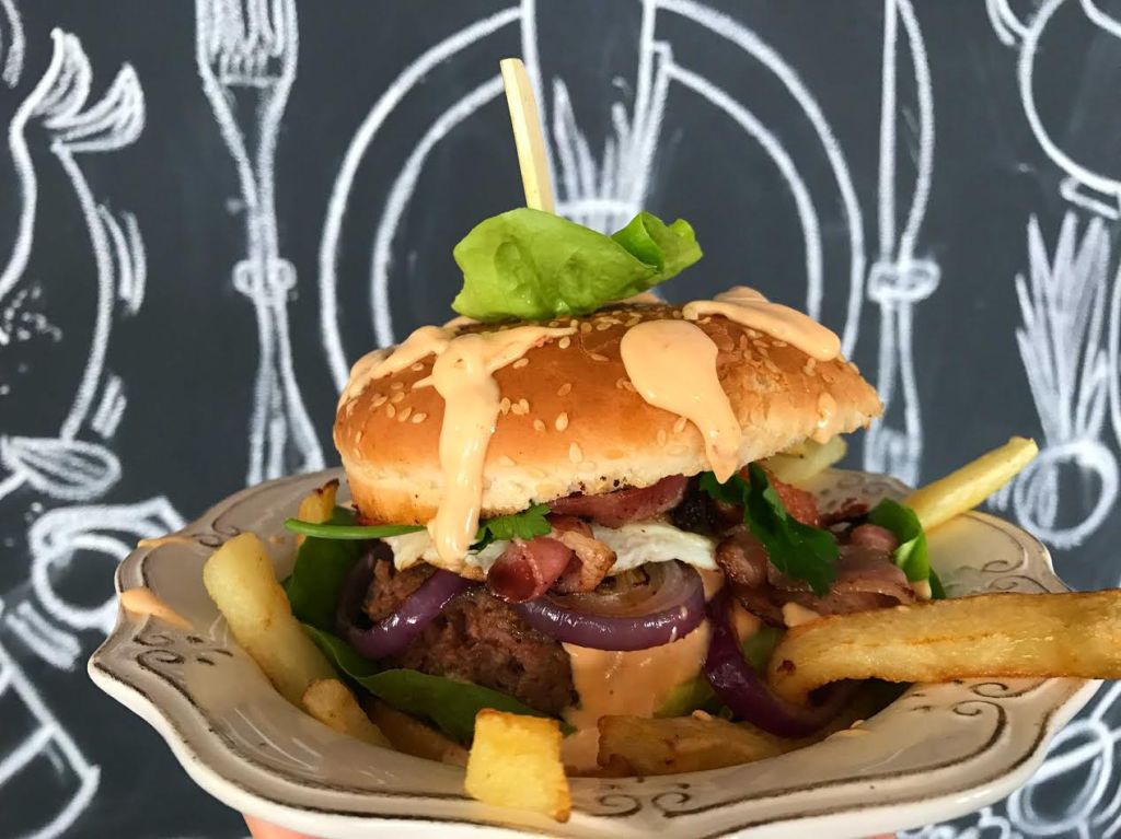 Burger de Vita cu Ou, Bacon si Ceapa&nbsp;Caramelizata